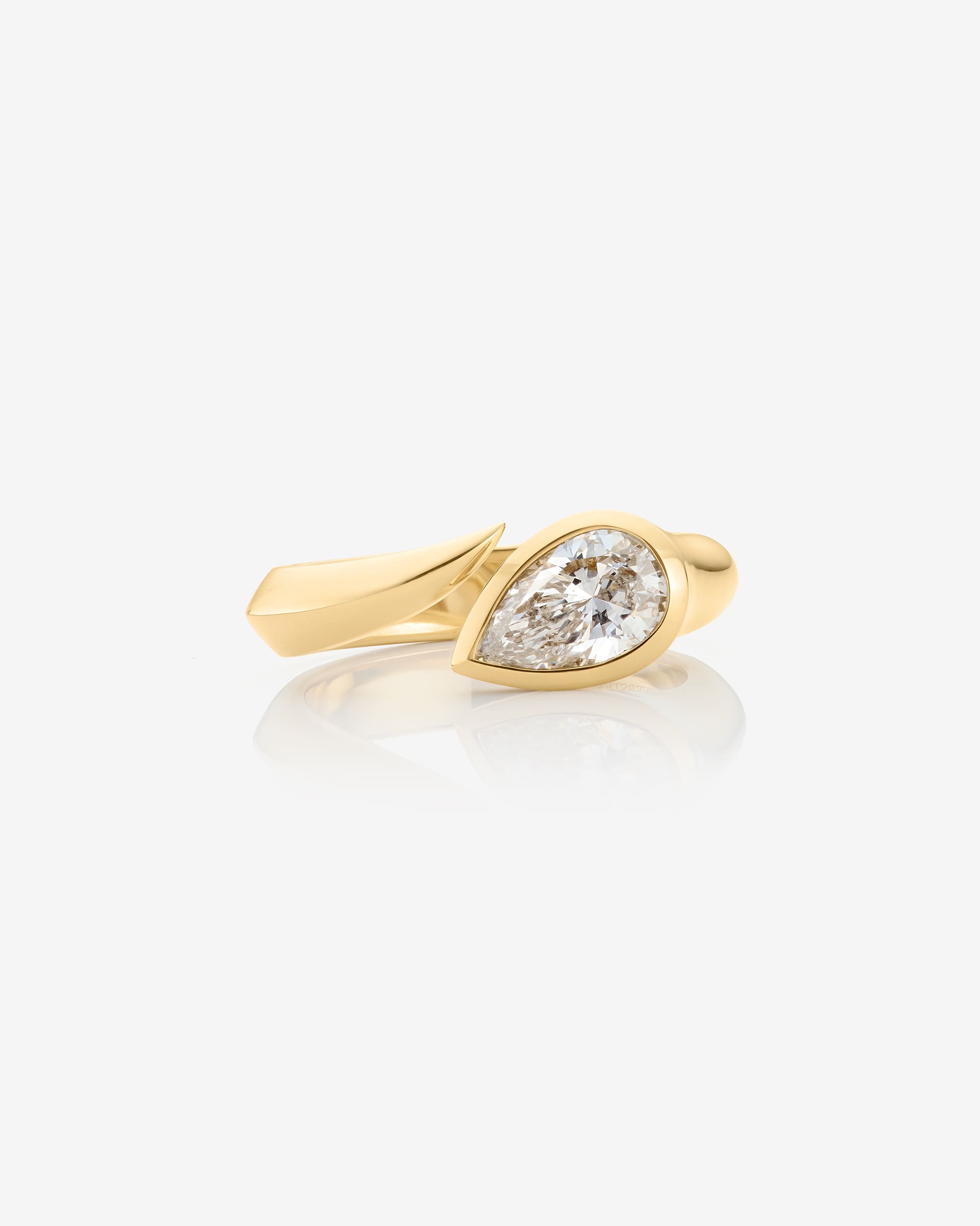 Women’s 18ct yellow gold Thorn Arc Solitaire ring with pear-cut white diamond