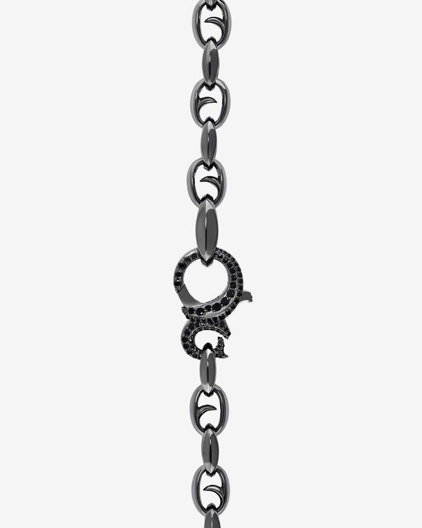 Close-up of open link design and polished sterling silver finish on Stephen Webster Classic Large Link 22″ chain