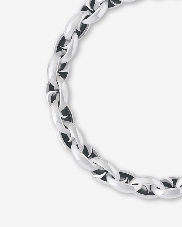 Close-up detail of the tiny oval links and polished sterling silver finish on Stephen Webster Thorn Small Oval bracelet
