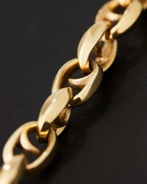 Close-up of the 7 mm link and polished 18 ct yellow gold thorn motif on the Stephen Webster Classic bracelet
