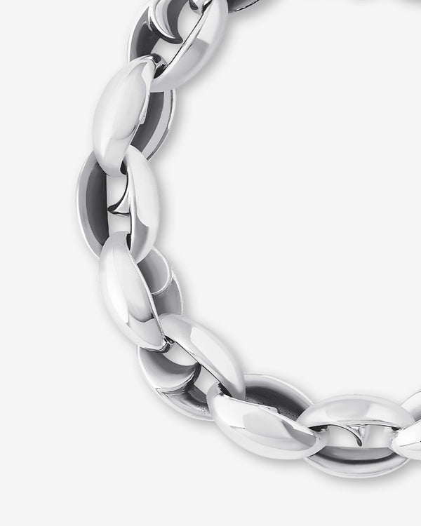 Close-up of the large oval links and polished sterling silver finish on the Stephen Webster Thorn Large Oval bracelet