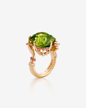 Double Dutch Rebelles Ring in 18 ct rose gold with central peridot and diamond-set snake motif — front view