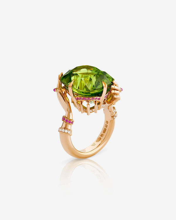 Double Dutch Rebelles Ring in 18 ct rose gold with central peridot and diamond-set snake motif — front view