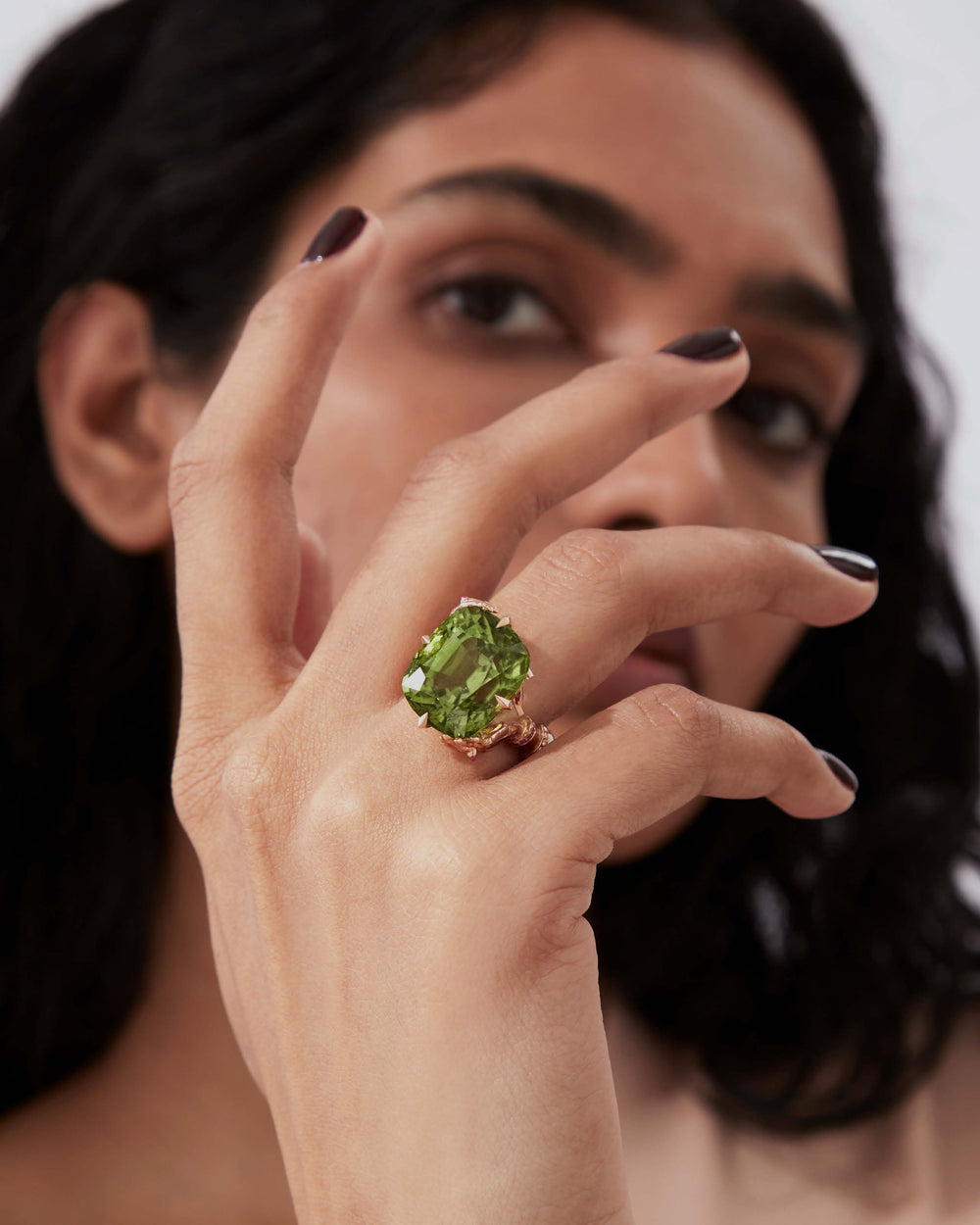 Double Dutch Rebelles Ring in 18 ct rose gold with central peridot and diamond-set snake motif — front view