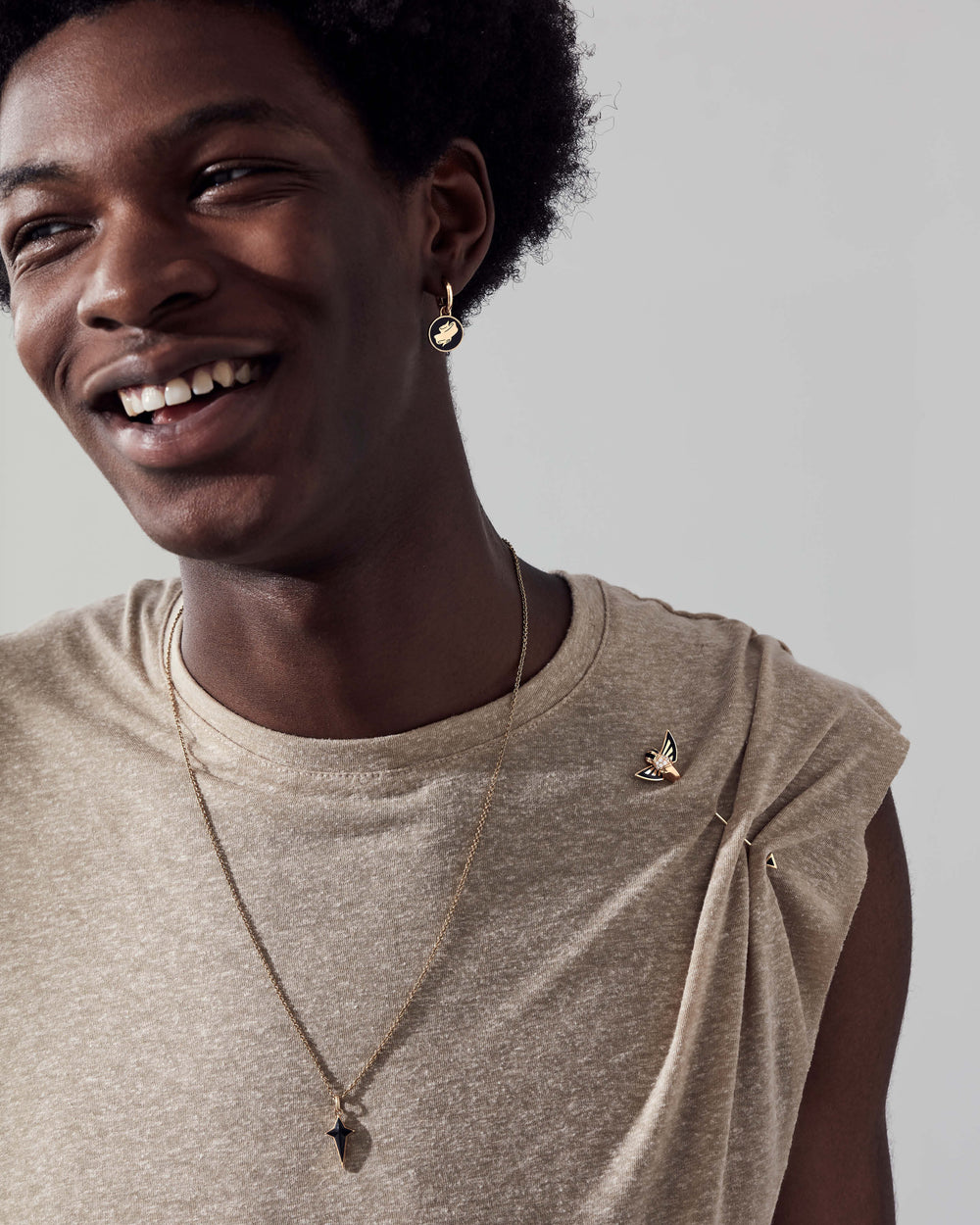 Stephen Webster Jitterbug Horse Fly lapel pin in 18 ct yellow gold with black spinel and white-diamond pavé — front view