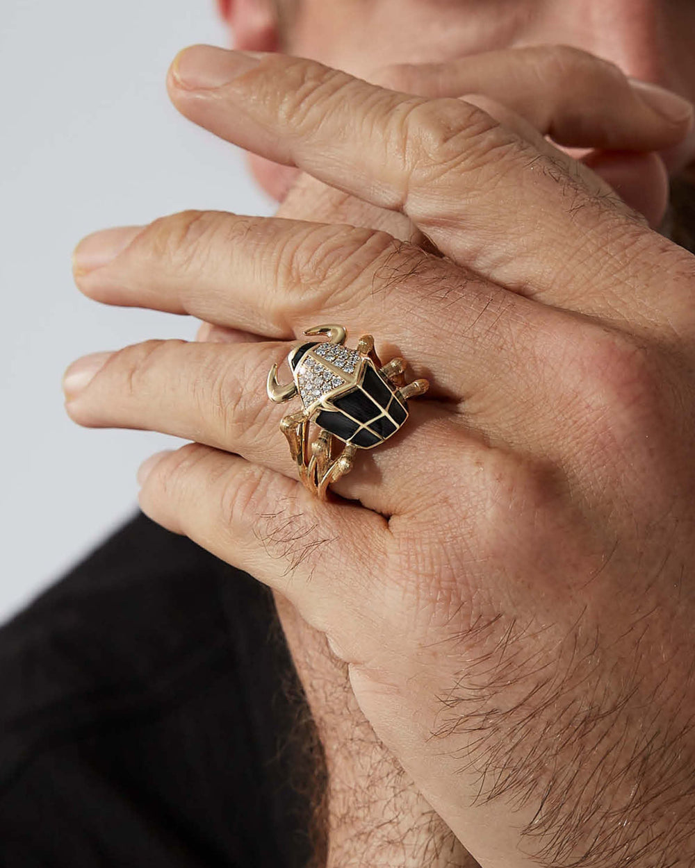 Stephen Webster Jitterbug Toro Beetle Ring in 18 ct yellow gold with black onyx eyes, black-enamel body and white diamond pavé — front view