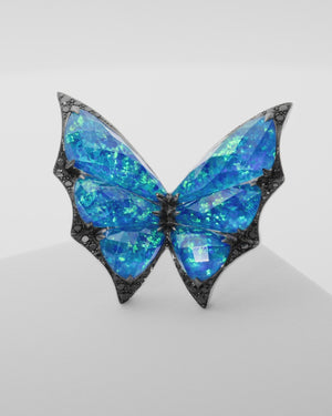 360 video of faceted quartz Crystal Haze gemstone on Stephen Webster white gold cocktail blue butterfly ring