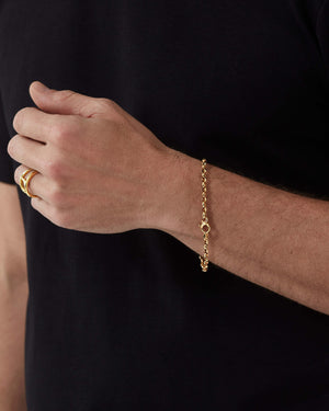Model wearing Stephen Webster Classic Link Bracelet 7mm in 18K yellow gold on wrist