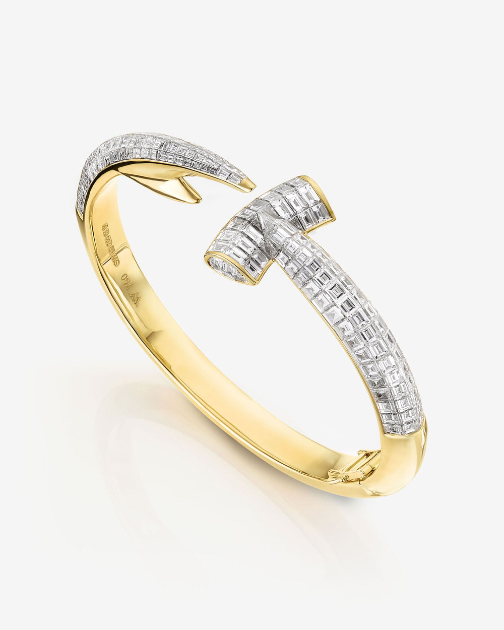 Stephen Webster Hammerhead Bangle in 18ct yellow gold with white diamonds, luxury fine jewellery cuff bracelet product shot
