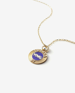 Stephen Webster I Wanna Be Yours gold belcher chain paired with a vinyl pendant — 18 ct gold necklace with pendant on grey background