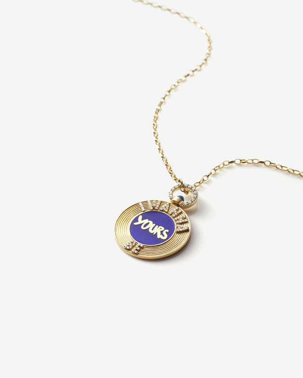 Stephen Webster I Wanna Be Yours gold belcher chain paired with a vinyl pendant — 18 ct gold necklace with pendant on grey background
