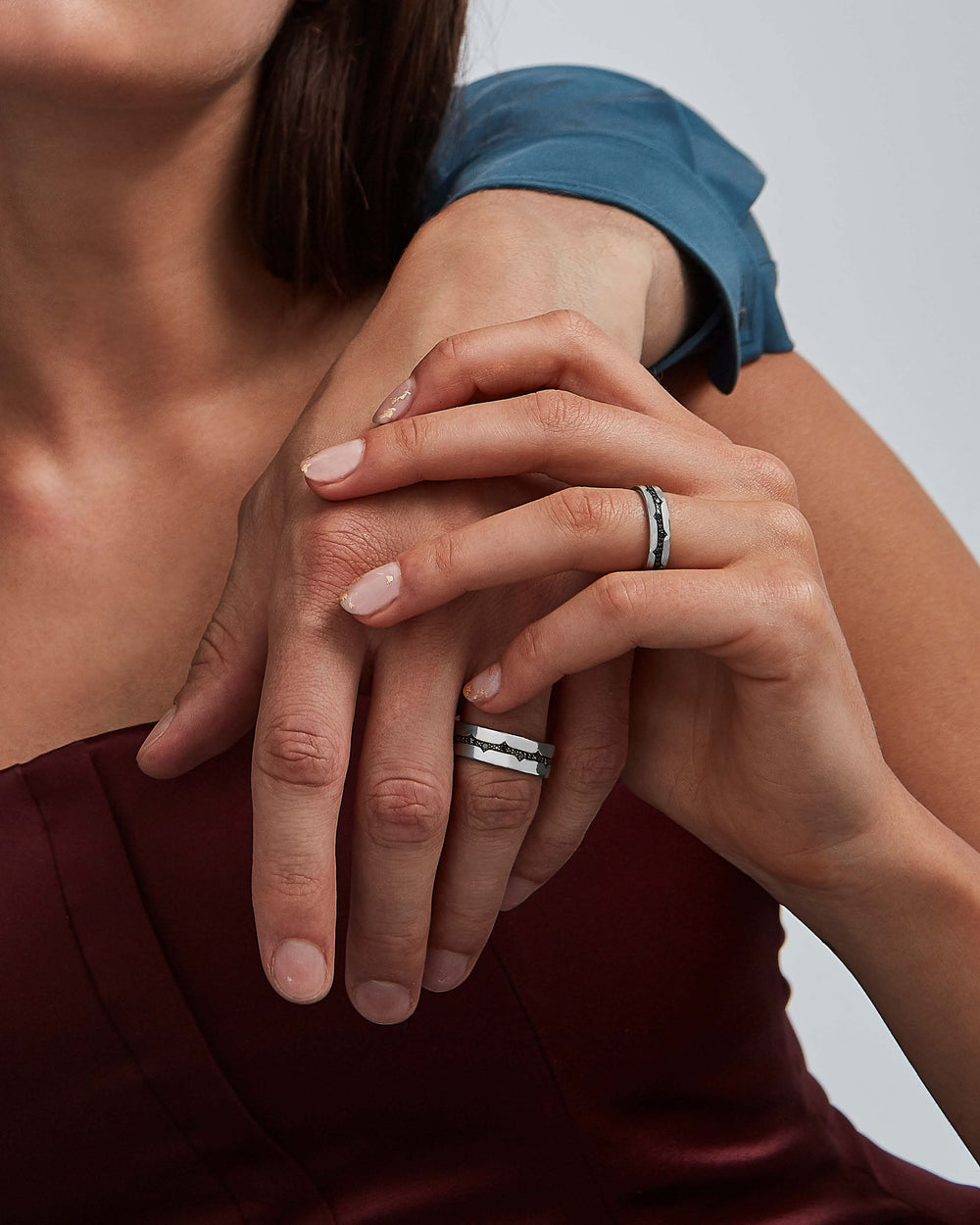 White gold Thorn fine inscription band with black diamonds