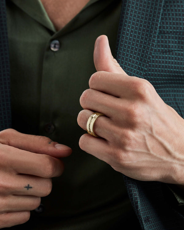 Model wearing Stephen Webster Thorn Inscription Band in 18 k yellow gold