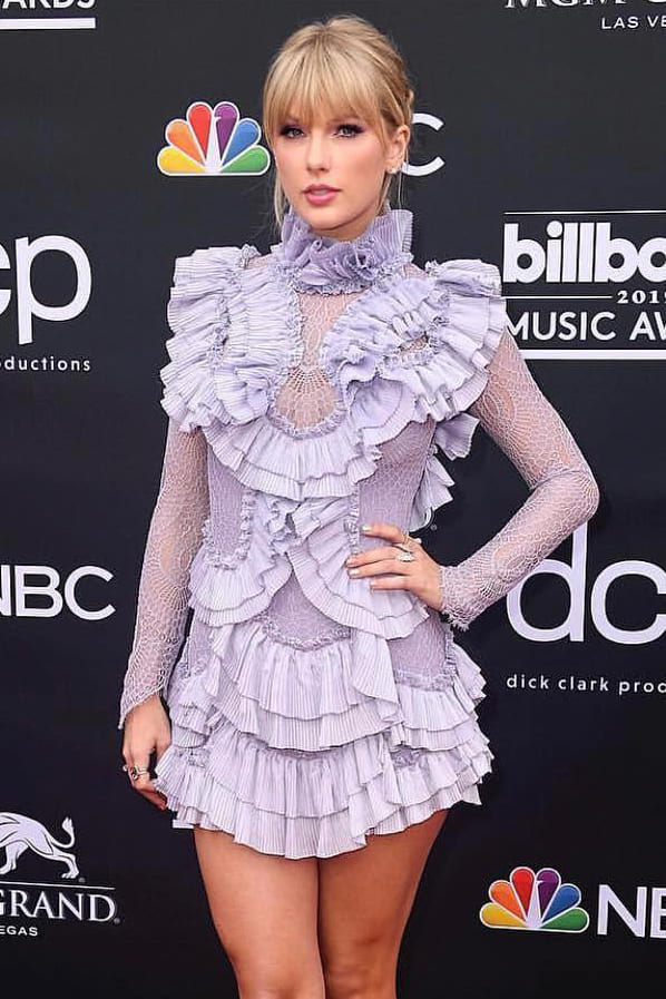 Taylor Swift wearing Stephen Webster Open Tail Feather Ring