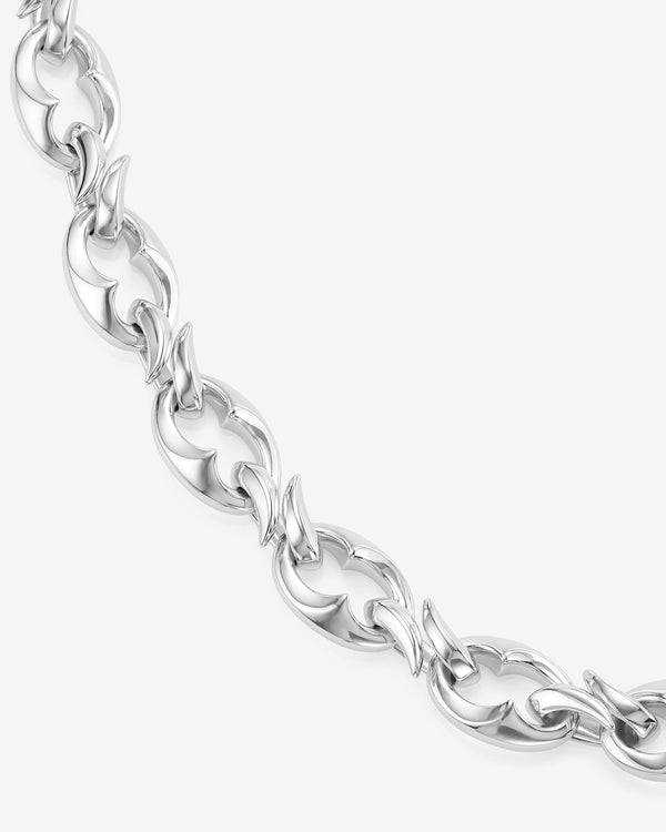 Close up of Stephen Webster Thorn Entwined 12 mm link sterling silver chain showcasing the link structure