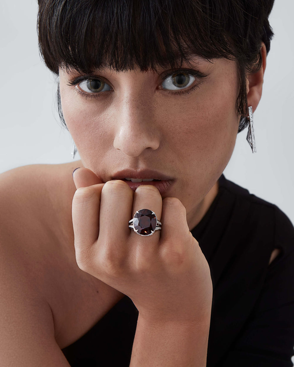 Vertigo Impossible red garnet cocktail ring in 18 ct white gold with dark blue enamel and diamonds — front view