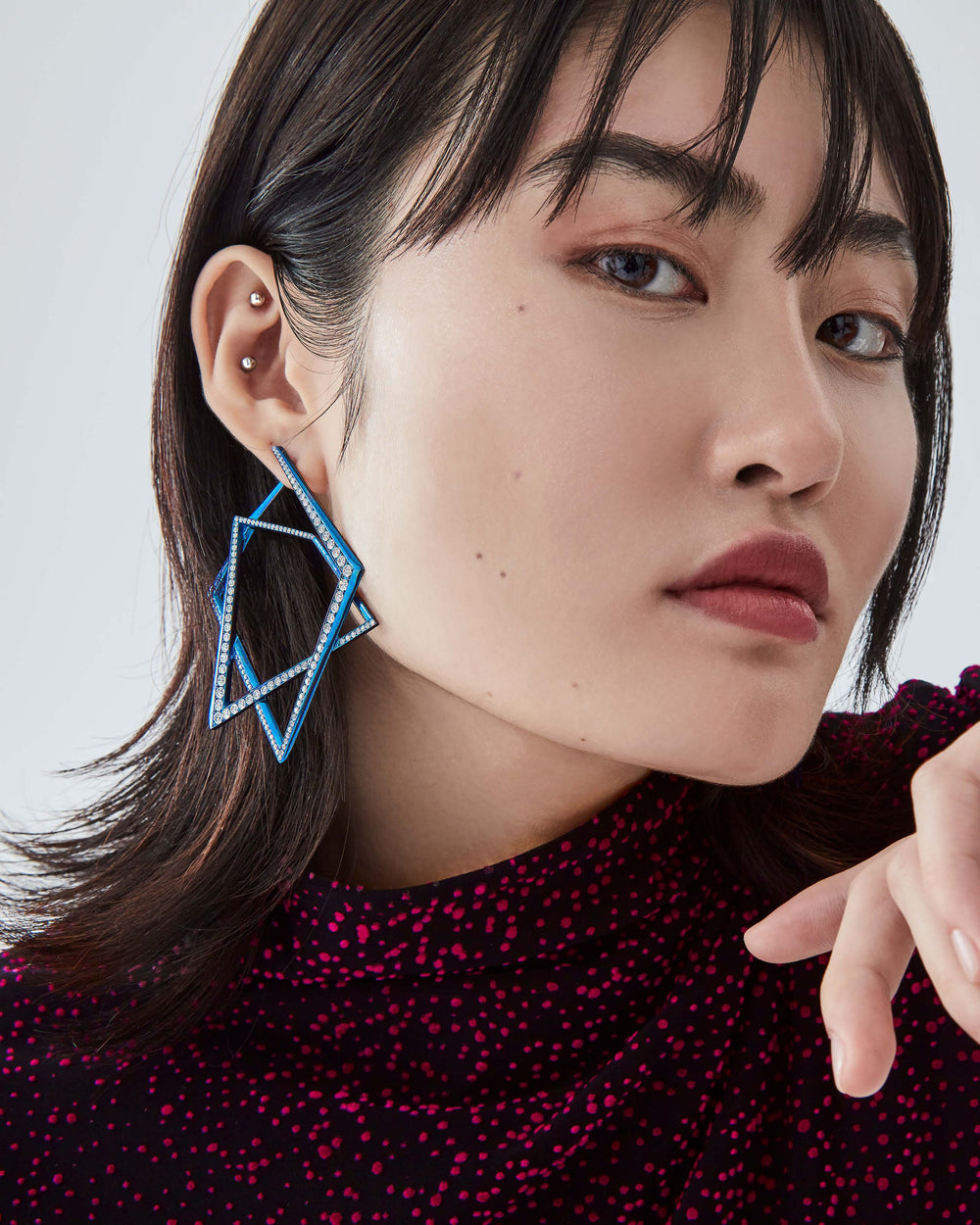 Stephen Webster Vertigo Titanium Rubix Hoops in blue titanium with white diamonds — front view