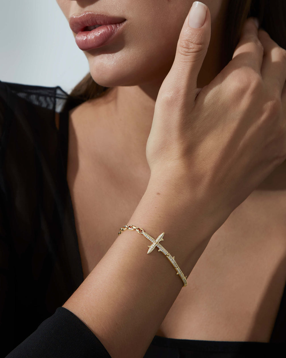 Very Cross yellow gold bracelet in 18ct yellow gold with white diamond pavé, front view