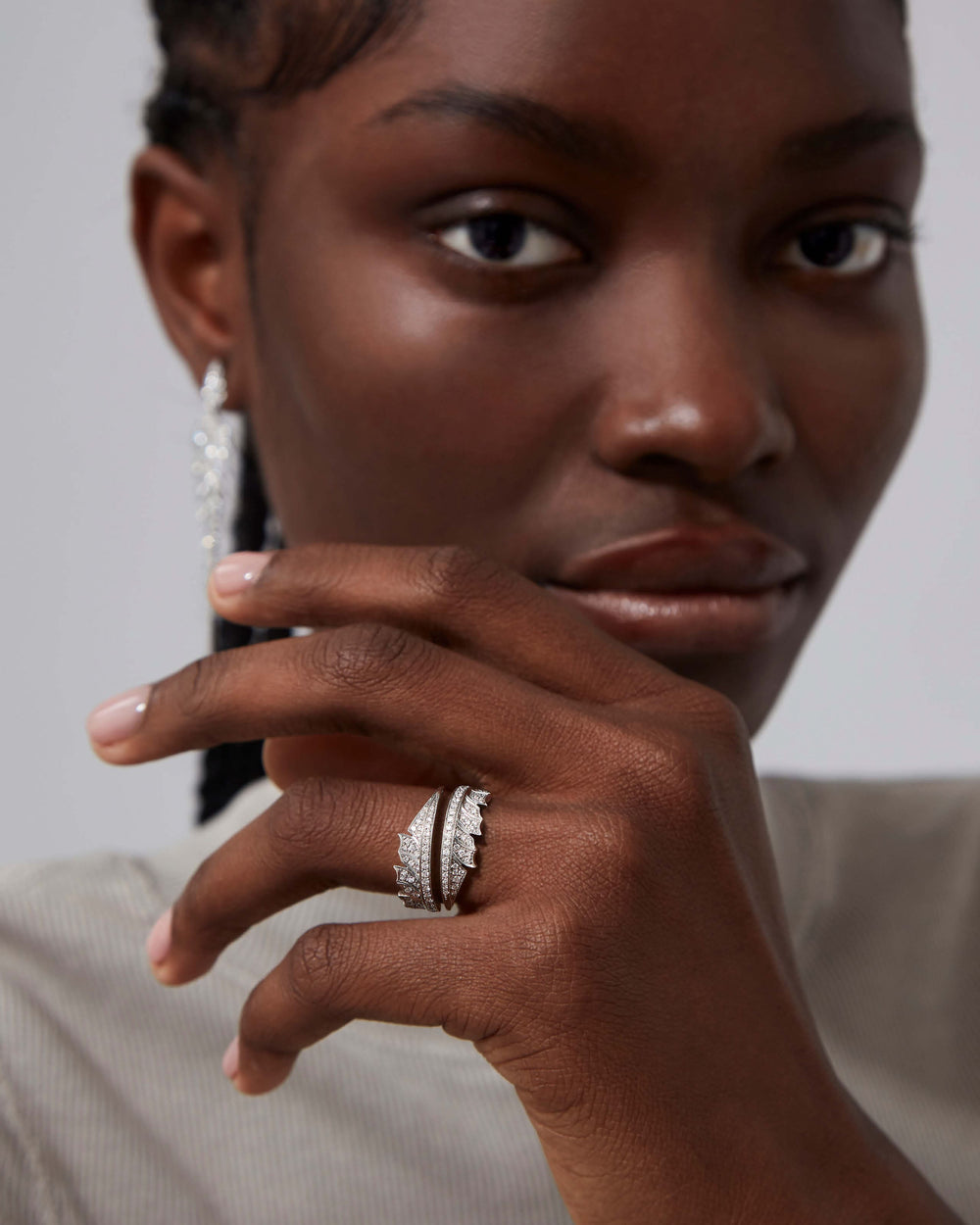 White Gold Plume Split Ring in 18 ct white gold fully set with white diamond pavé, feather-inspired design